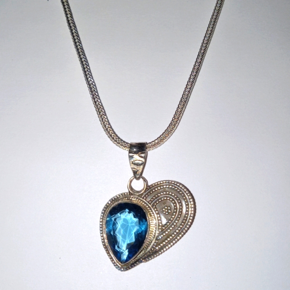 Elegant Silver Necklace with Blue Topaz Gemstone
